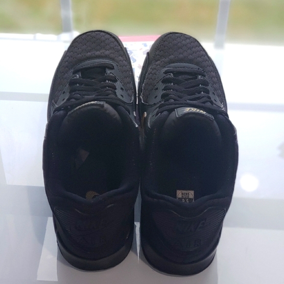 Size 9.5 Men- Nike Air Max 90 - Picture 3 of 3